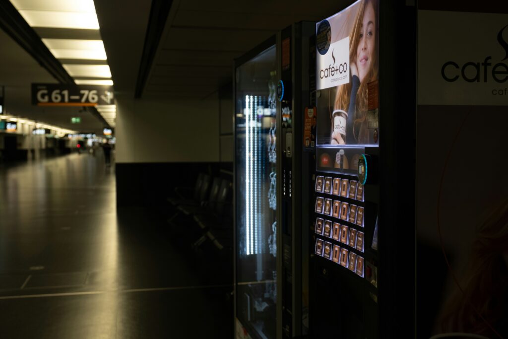 Avec plus de 600 000 distributeurs automatiques en France, ces machines sont devenues de véritables alliées dans notre quotidien, que ce soit au travail, dans les gares, les aéroports ou même dans les stations-service.