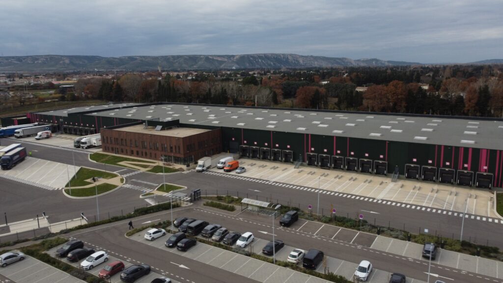 Acteur majeur de la distribution automatique de boissons, de snacking et de confiserie, le Groupe CELINZO, qui rassemble les sociétés VIVENDIA et CONFISUD, franchit une étape structurante de son développement en modernisant sa logistique sur son site de Sénas (13).